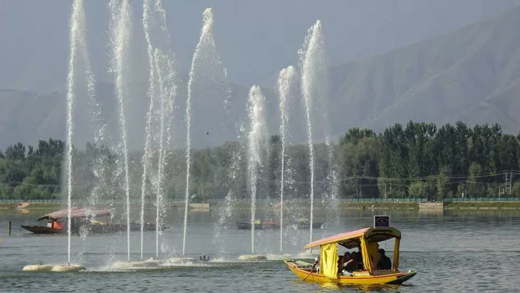 Enjoy Top Romantic Houseboats Trip In Srinagar Kashmir