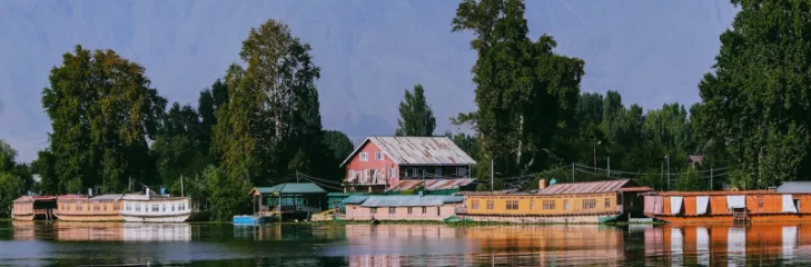 Enjoy Best Houseboat Stays And Dal Lake Exploration On Kashmir Vacation Trips